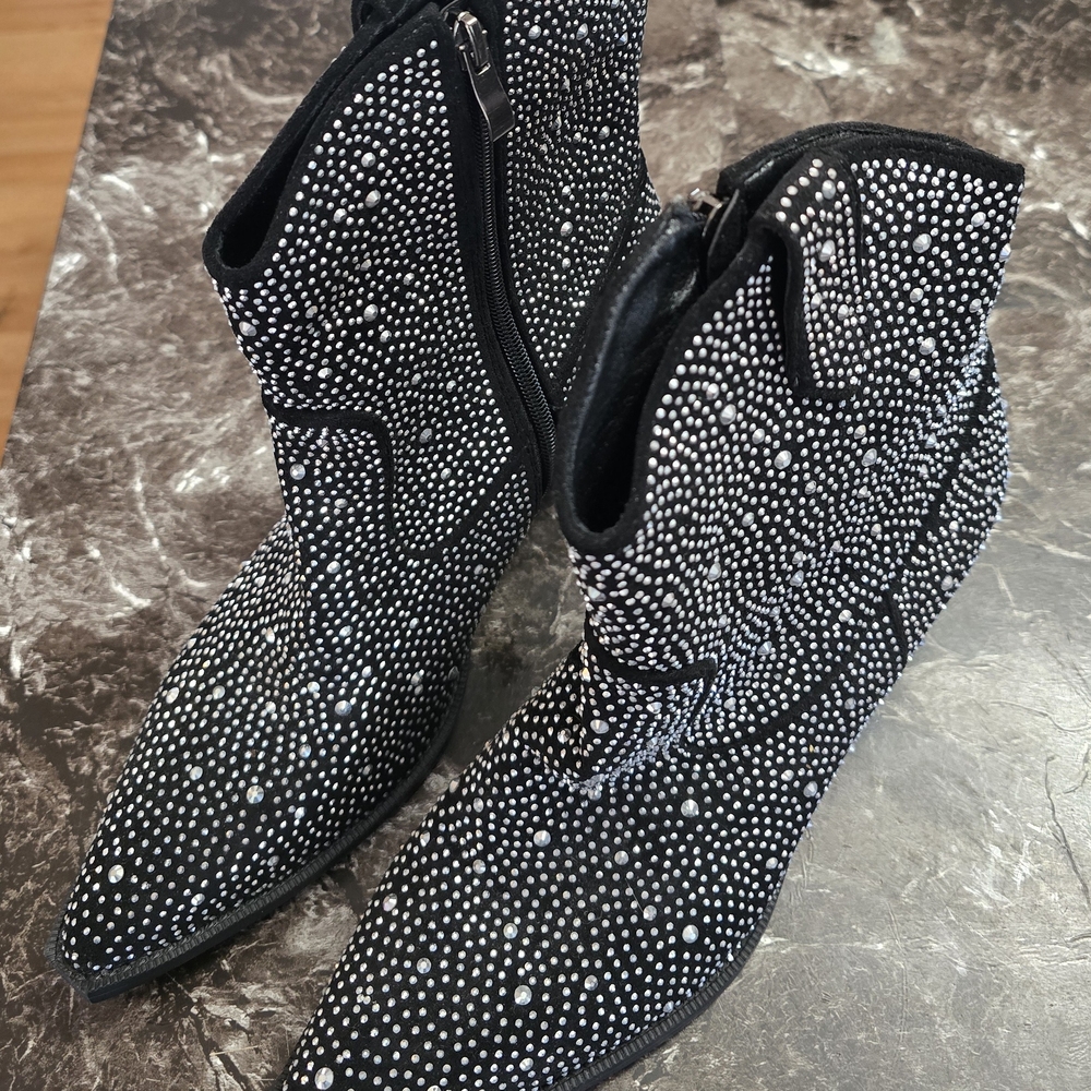 Stylish Black and White Women's Boots - Picture 3 of 3